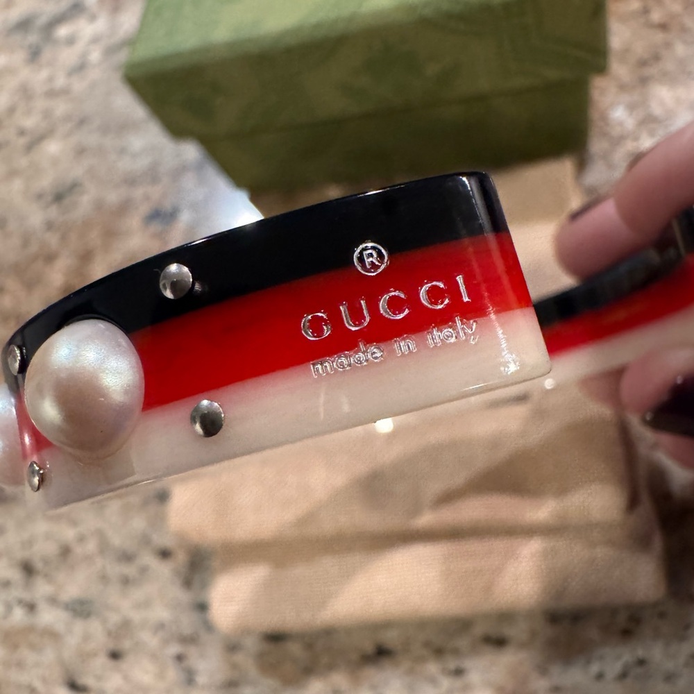 *SOLD* Gucci Bee & Pearl Resin Cuff Size L - Picture 5 of 9